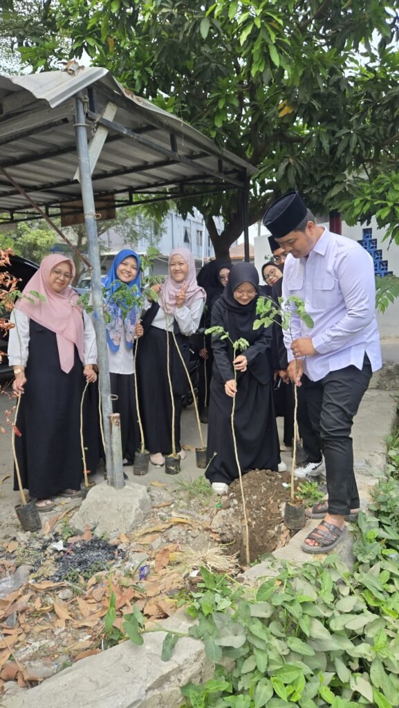 AKSI NYATA LESTARIKAN BUMI: MAHASISWA PLP UIN SIBER SYEKH NURJATI CIREBON TANAM 99 POHON DI SMA IT AKMALA SABILA PONDOK PESANTREN whatsapp image 2026 09 29 at 11.08.24 (1)