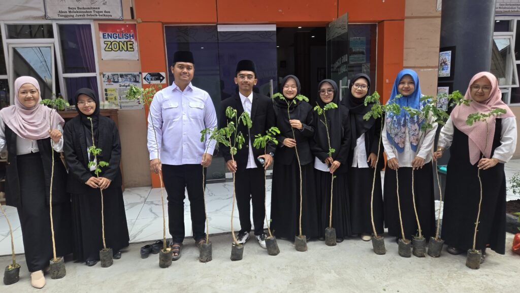 AKSI NYATA LESTARIKAN BUMI: MAHASISWA PLP UIN SIBER SYEKH NURJATI CIREBON TANAM 99 POHON DI SMA IT AKMALA SABILA PONDOK PESANTREN whatsapp image 2026 09 29 at 11.08.24