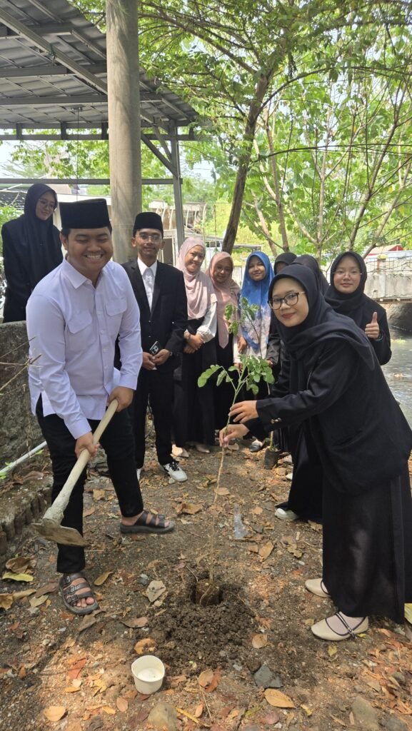 AKSI NYATA LESTARIKAN BUMI: MAHASISWA PLP UIN SIBER SYEKH NURJATI CIREBON TANAM 99 POHON DI SMA IT AKMALA SABILA PONDOK PESANTREN whatsapp image 2026 09 29 at 11.08.25