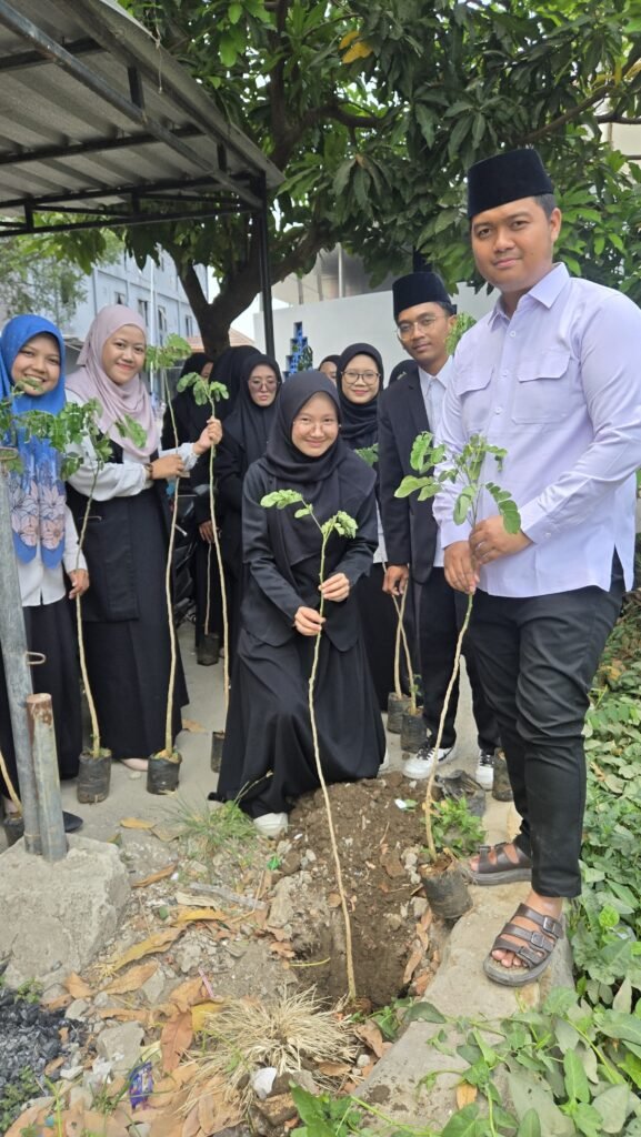 AKSI NYATA LESTARIKAN BUMI: MAHASISWA PLP UIN SIBER SYEKH NURJATI CIREBON TANAM 99 POHON DI SMA IT AKMALA SABILA PONDOK PESANTREN whatsapp image 2026 09 29 at 11.08.27